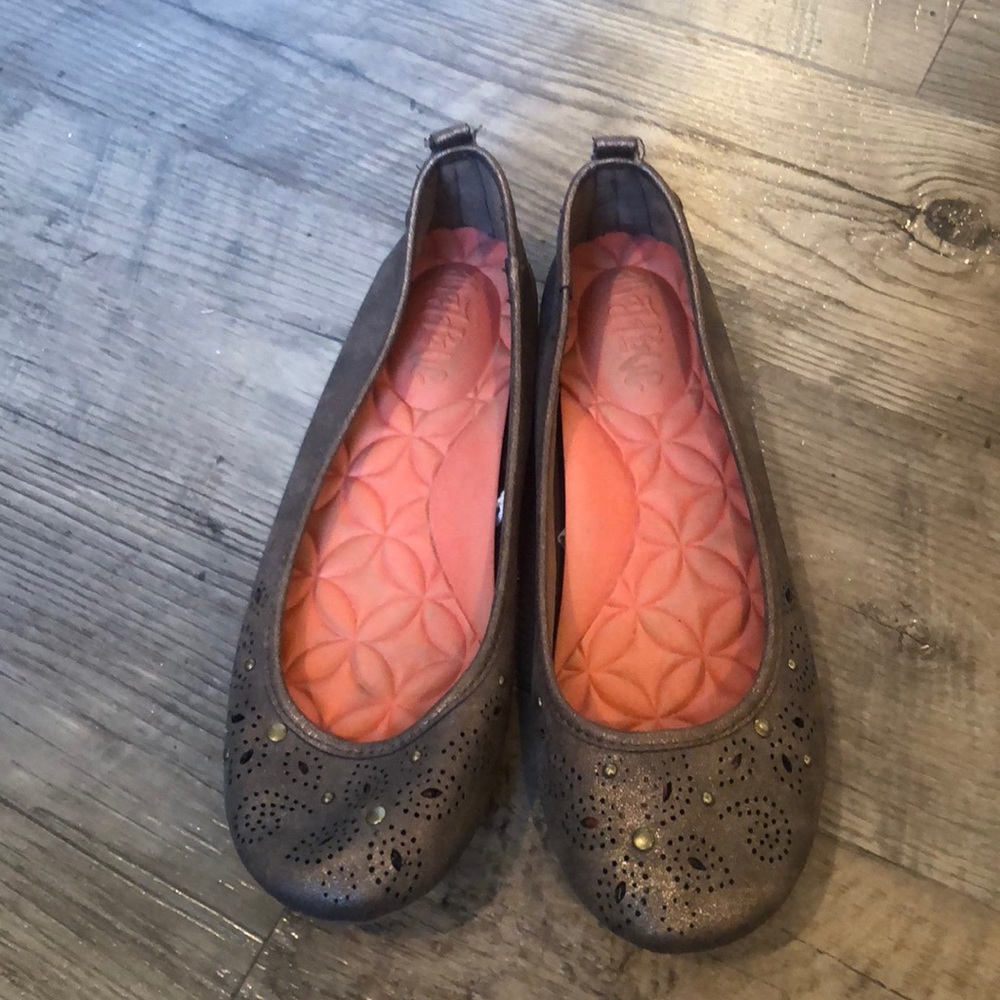 Crazy comfy flats!!